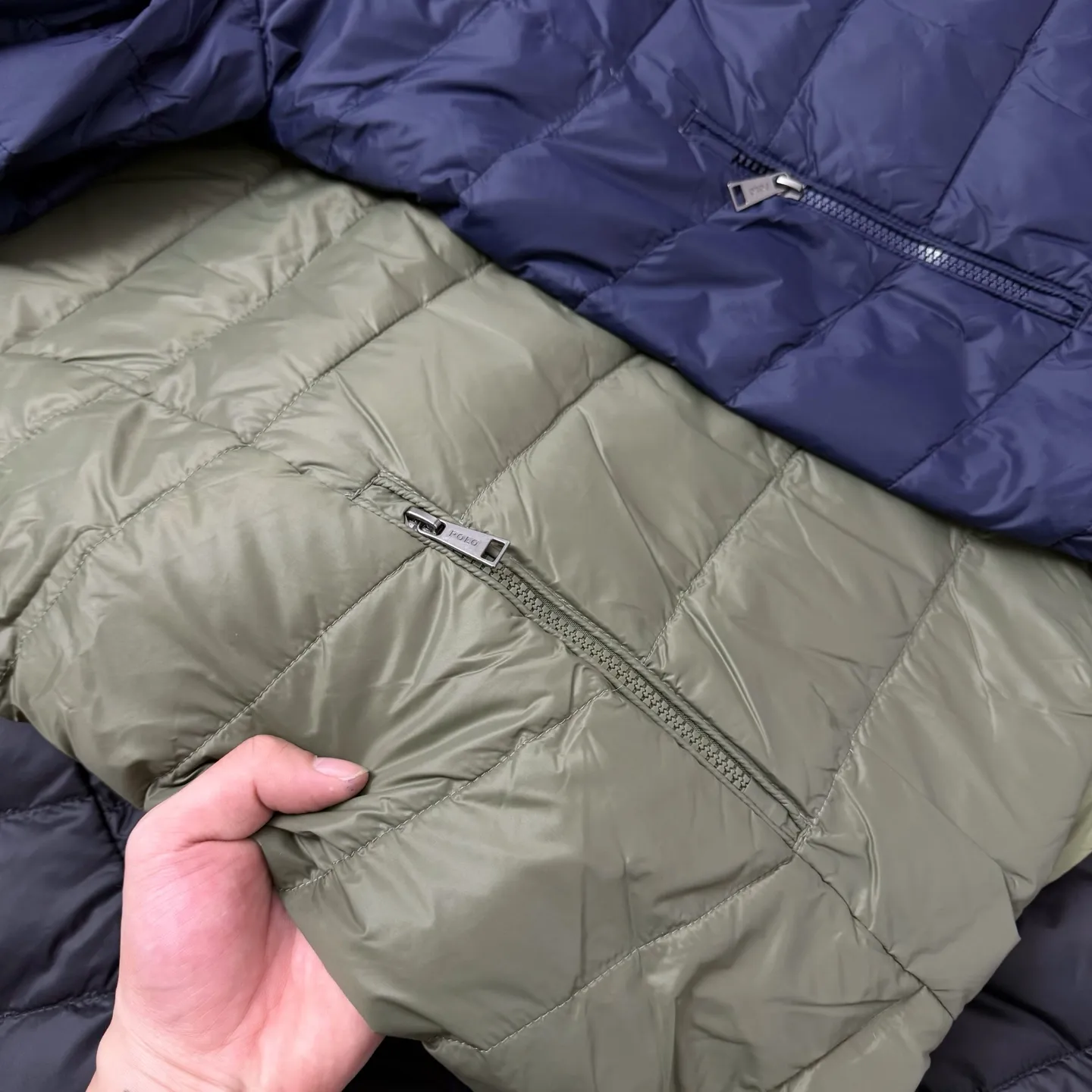 P670 Ralph small label embroidered down hooded jacket, the same style at Ralph Lauren counters. It is made of 80 velvet. The fleece is warm enough. It is very textured on the hand. It is three-dimensional and atmospheric. It is easy to wear in winter. It is simple and elegant. It adopts the os version. The upper body effect is very good. It is suitable for all body types. Soft and comfortable. Craftsmanship imported custom zippers➕Hardware and accessories are complete. The embroidery is full and three-dimensional. Perfect restoration of zp 2:1. Same style for men and women. Versatile and easy to wear. Size M L XL XXL color black navy blue army green